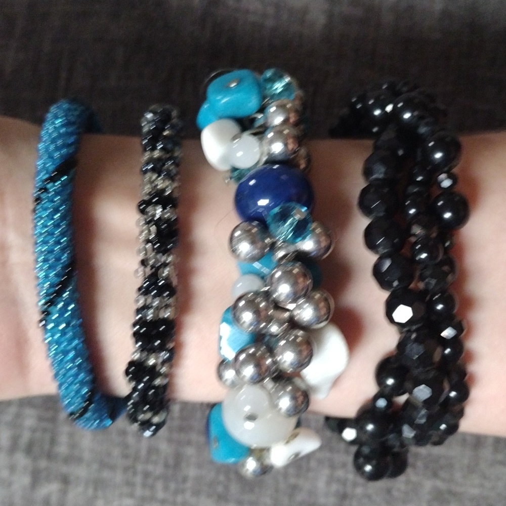 8 assorted bracelets - Picture 2 of 4
